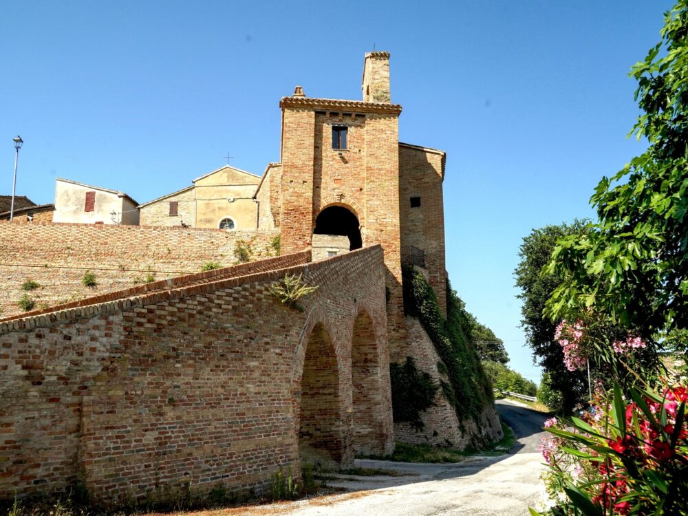 Il castello che non troverai in Scozia né in Francia: è nelle Marche e ti lascerà senza fiato